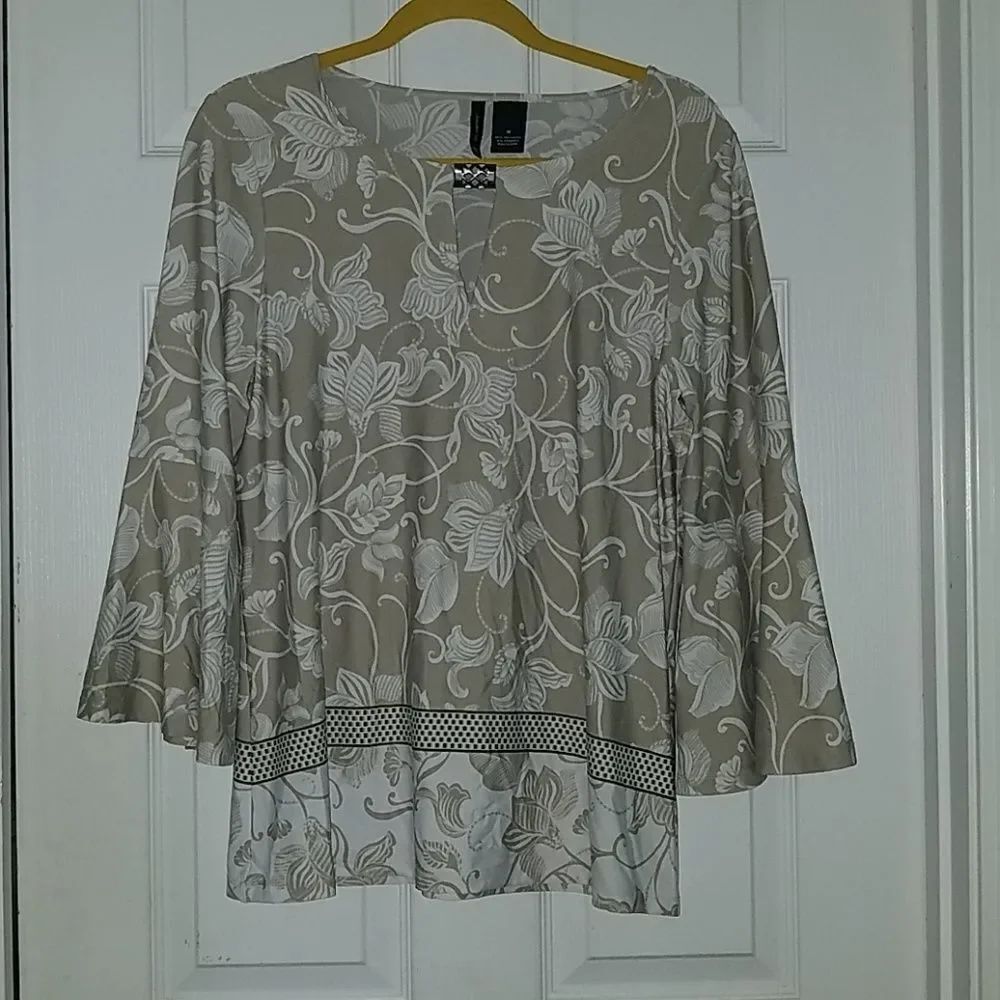 New Directions bell sleeve tunic Sz M NWOT